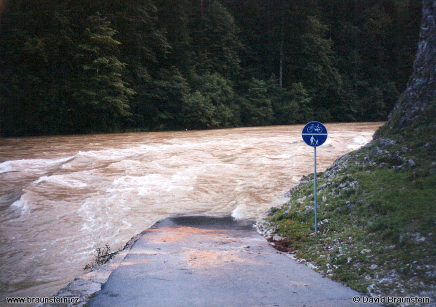 2001_07_249_sl_cyklostezka_pri_rozvodnenem_dunajci_v_pieninach