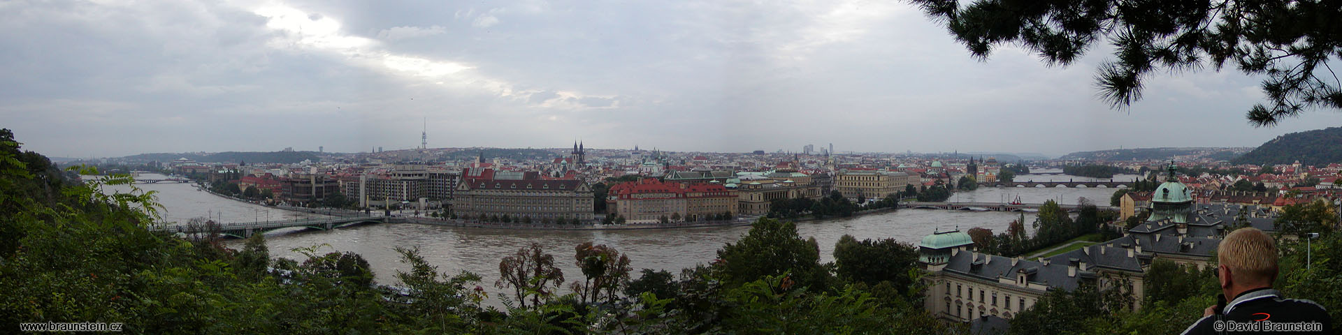 2002_08_14_15_po_panorama_prahy_z_letenske_plane