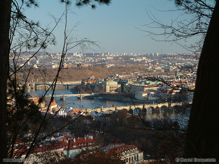 2003_1207_100452_ph_vltava_karluv_most_z_petrina