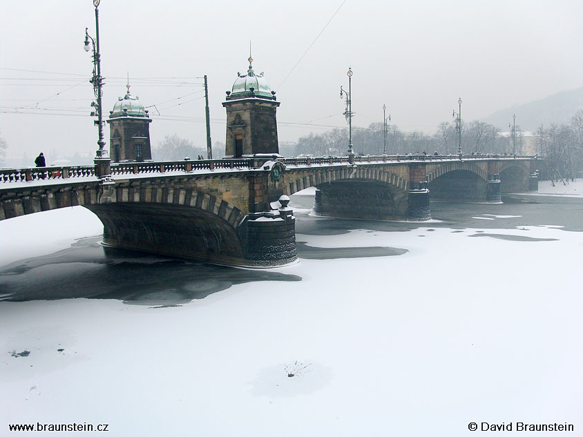 2004_0125_151514_ph_zamrzla_vltava_most_legii