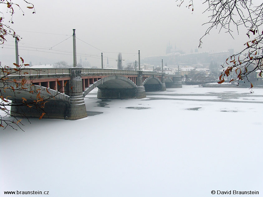 2004_0125_153402_ph_zamrzla_vltava_manesuv_most