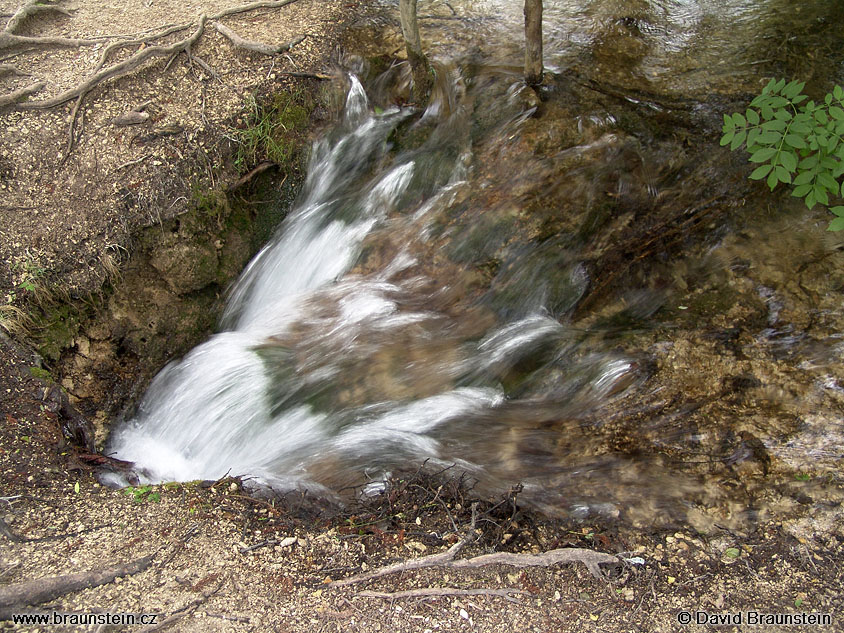 2005_0611_102718_hr_potok_vtekajici_do_zavrtu