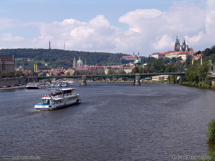 2005_0813_104843_ph_vltava_lod_prazsky_hrad_cechuv_m