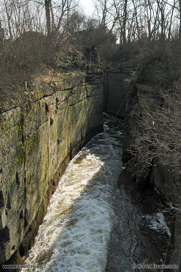 2006_0408_150101_se_novozamecka_prurva