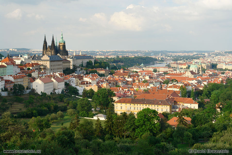 2007_0605_180153_ph_prazsky_hrad_mala_strana_od_strahovskeho_klastera