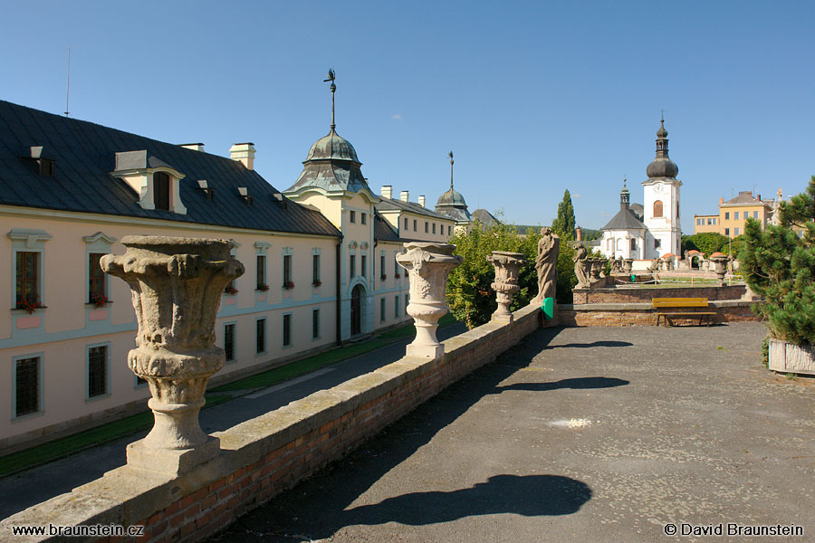 2007_0826_090203_zc_sochy_zamek_kostel_v_manetine