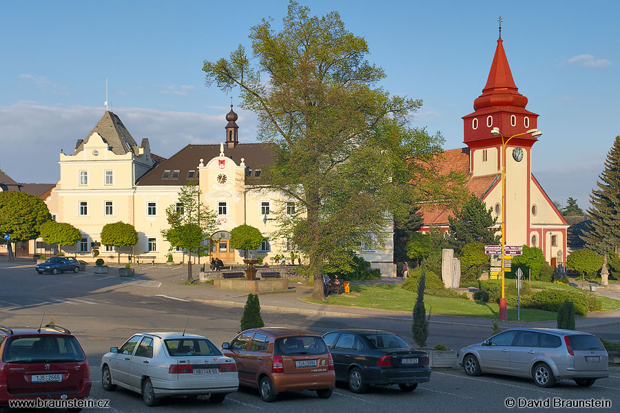 2008_0510_180532_jv_namesti_ve_svetle_n_s