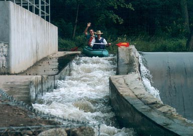 vodáci sjíždí retardérku v Lokti