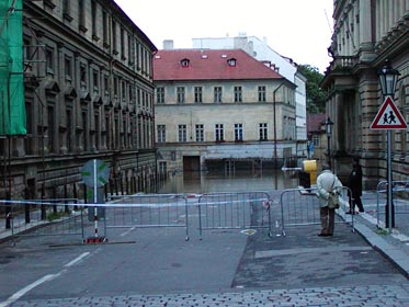 Hellichova ulice při povodni