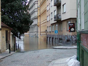 Říční ulice při povodni