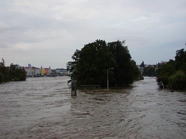 Vltava nad mostem Legií při povodni