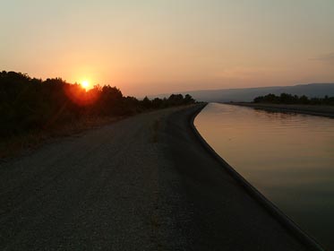 západ slunce u zavlažovacího kanálu