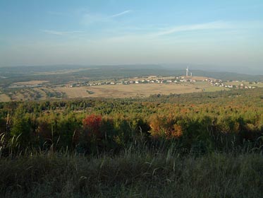 pohled ze svahu Liščího v. na Novou Ves v Horách