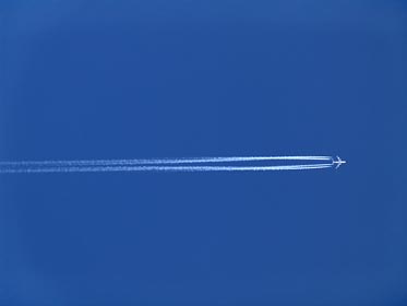 letadlo s čárama na nebi