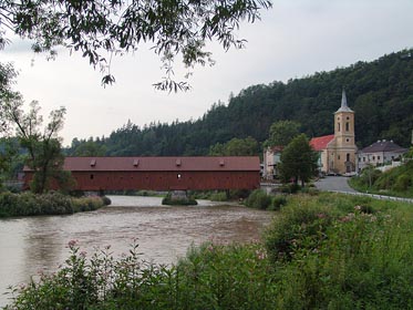 dřevěný most, kostel v Radošově