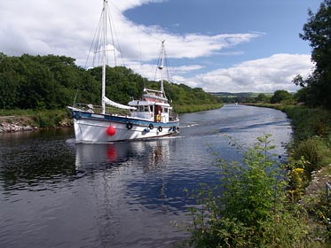 loď na plavebním kanálu u Inverness