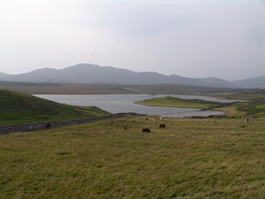 kamenná zídka přes jezero