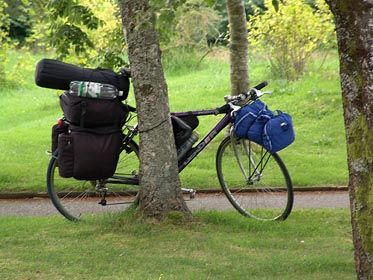 zamčené kolo před Invere Gardens