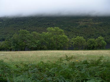 nízké mraky nad jezerem Loch Oich