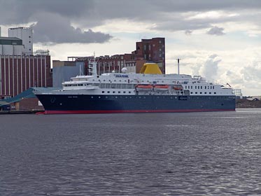 osobní loď v přístavu v Edinburgu