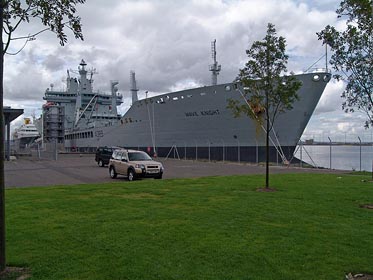 vojenská loď v přístavu v Edinburgu