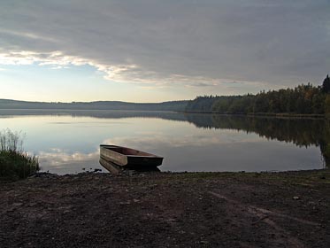 osamělá loďka na hořejším Padrťském rybníku