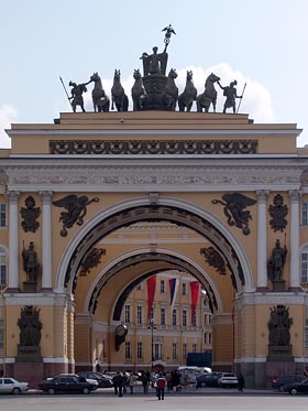 brána paláce u Dvortsovaya pl.
