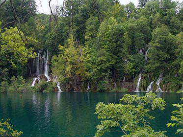vodopády do jezera Okrugljak