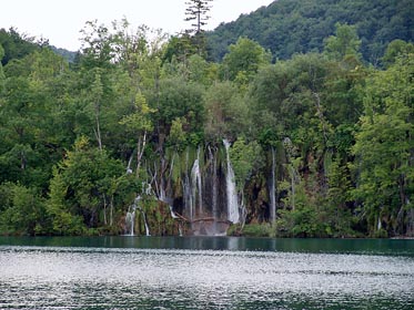 vodopády do jezera Kozjak