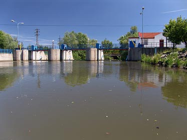 Bílina nad jezem u Chemopetrolu Litvínov