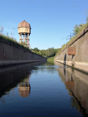 Bílina, betonové koryto u Chudeřic