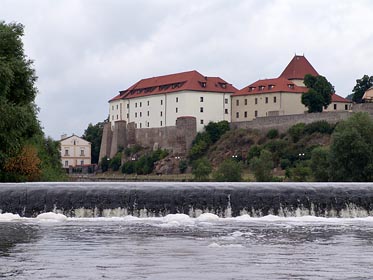 hrad, jez na Ohři v Kadani