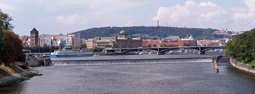 Vltava, jez u nábřeží kapitána Jaroše