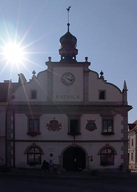 radnice, slunce v Nových Hradech