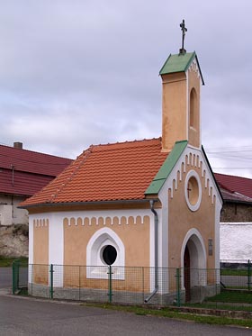 kaplička v Hněvkově
