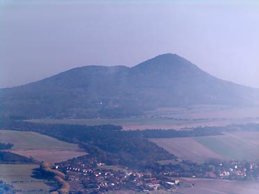 pohled na Lovoš z Milešovky