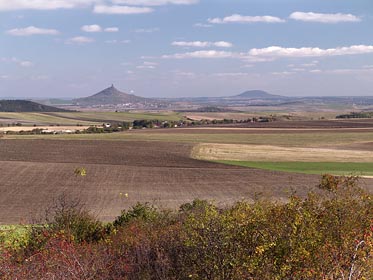 pohled na Hazmburk, Říp z Mlýnského vrchu