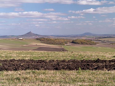 pohled na Hazmburk, Říp od Šibeníku