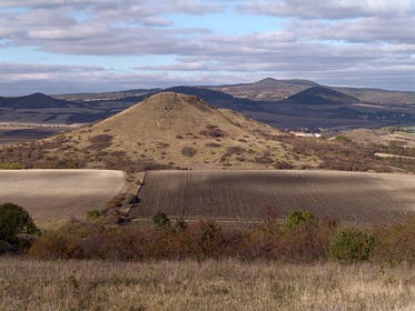 pohled na Křížový vrch, Středohoří ze svahu Brníka