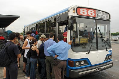 nastupování do městského autobusu