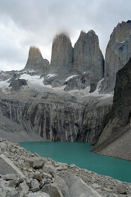 Cerro Torres v mracích, jezero