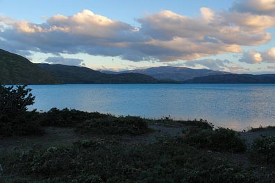 zbarvené mraky nad jezerem