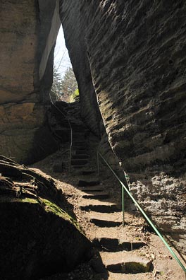 průchod ve skalách