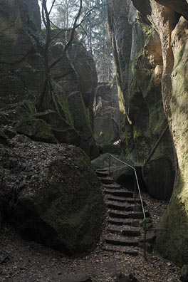 cesta ve skalách