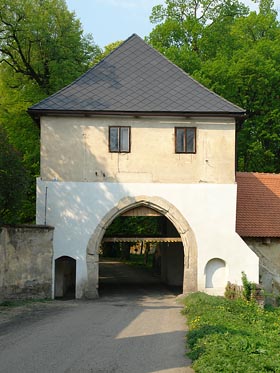 brána u zámku Stránov