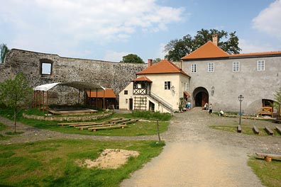 zřícenina hradu v České Lípě, nádvoří