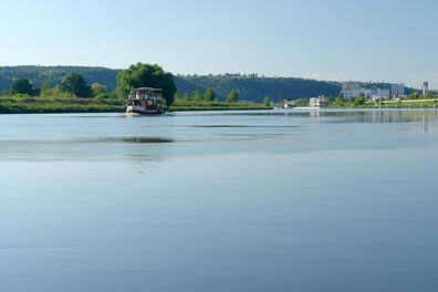 Vltava u Modřan, loď