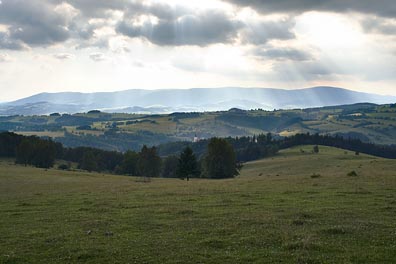 pohled na Králický Sněžník, sluneční paprsky