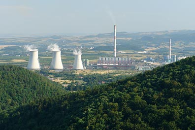 pohled z Hasištejna na elektrárnu Prunéřov