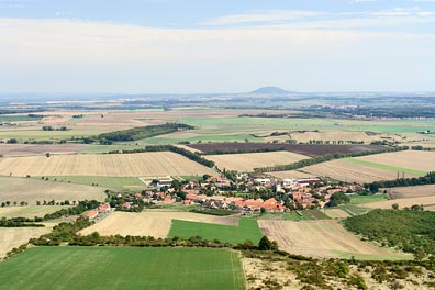 pohled z Hazmburka na Slatinu, Říp